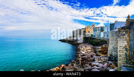 Italienische Feiertage, schöne Küstenstadt in Apulien - Vieste Stockfoto