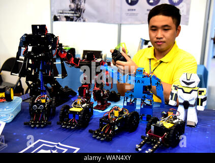 Von Taipeh, Taiwan. 21 Aug, 2019. Ein Mitarbeiter zeigt, wie Roboter an die Automatisierung Intelligenz und Roboter zeigen im Taipei Nangang Exhibition Center in Taipei gehalten wird, Südosten Chinas Taiwan, August 21, 2019. Die 4-tägige Show trat weg hier Mittwoch. Credit: Zhu Xiang/Xinhua/Alamy leben Nachrichten Stockfoto