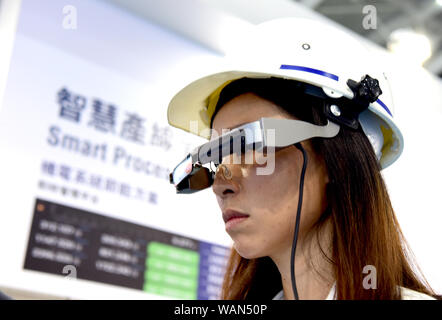 Von Taipeh, Taiwan. 21 Aug, 2019. Ein Besucher Erfahrungen ein paar intelligente Brille auf dem automation Intelligenz und Roboter zeigen im Taipei Nangang Exhibition Center in Taipei statt, Südosten Chinas Taiwan, August 21, 2019. Die 4-tägige Show trat weg hier Mittwoch. Credit: Zhu Xiang/Xinhua/Alamy leben Nachrichten Stockfoto