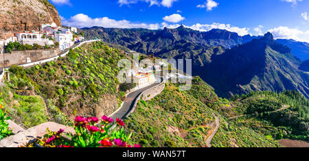 Beeindruckende Artenara Dorf, mit Blick auf Berge, Gran Canaria, Spanien. Stockfoto