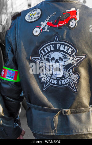 Live free ride free Detail auf der Rückseite der Biker schwarze Lederjacke bei Bike Night auf Poole Quay, Poole, Dorset UK im August Stockfoto