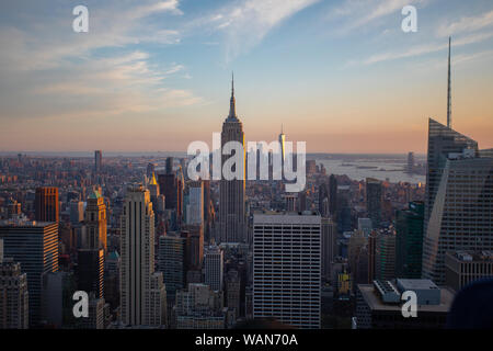 New York Sonnenuntergang vom Rockefeller Blick auf Manhattan in Richtung Empire State Building Stockfoto