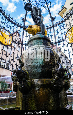 Stuttgart, Deutschland, 15. August 2019, innen Brunnen von lucky Hans genannt Hans im glueck Brunnen in der Innenstadt von Stuttgart, in dem die Märchen von Brühe Stockfoto