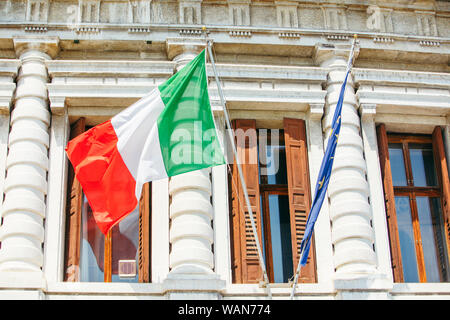 Flagge von Italien und der Europäischen Union an der Regierung Gebäude diplomatischen Stockfoto