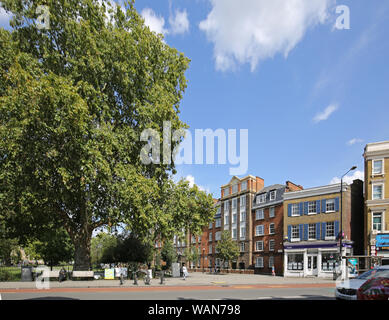 Camberwell Grün, South London, UK. Zeigt Camberwell Church Street mit Park auf der linken Seite. Stockfoto