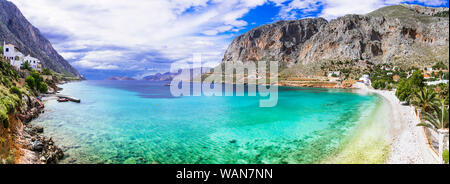 Schöne Arginonta Strand, mit Blick auf das türkisfarbene Meer und Berge, Insel Kalymnos, Griechenland. Stockfoto