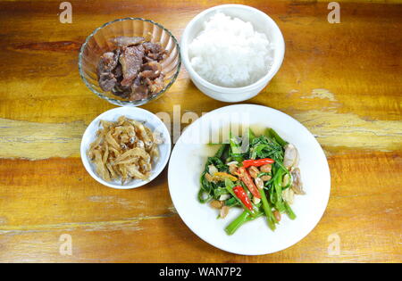 Gekochten Reis essen mit frittierten Sardellen und Morning glory auf Tisch Stockfoto