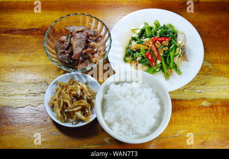 Gekochten Reis essen mit frittierten Sardellen und Morning glory auf Tisch Stockfoto