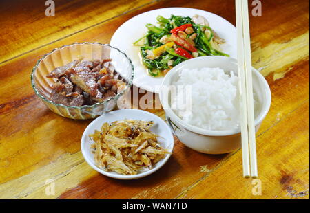 Gekochten Reis essen mit frittierten Sardellen und Morning glory auf Tisch Stockfoto