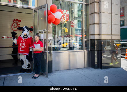 Fil - ein Fast Food Restaurant feiert die opeing eines neuen Store im New Yorker Stadtteil Chelsea am Samstag, 10. August 2019. ACSI, einem Kunden die Auswertung der Daten Unternehmen, veröffentlicht die Ergebnisse Ihrer Auswertungen und kündigte an, dass die Kunden - Fil - eine der besten Fast-Food-Restaurant in den USA für Kundenzufriedenheit Rang. (© Richard B. Levine) Stockfoto