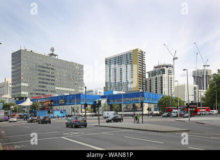 Die baufällig Einkaufszentrum an Elephant und Castle im Südosten von London, UK. Neue Wohnanlage "Elephant Park' im Hintergrund (rechts). Stockfoto