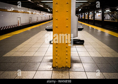 Tastatur eines U-Bahn busker erstreckt sich auf beiden Seiten der Pole im Westen 14 St-Eighth Avenue Station in New York am Sonntag, 11. August 2019. (© Richard B. Levine) Stockfoto