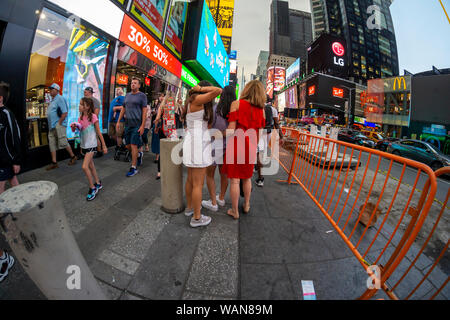 Horden von Touristen am Times Square in New York am Mittwoch, August 14, 2019. (© Richard B. Levine) Stockfoto