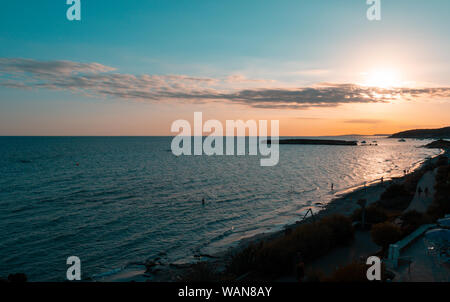 Sonnenuntergang in Santo Tomas Strand auf der Insel Menorca. Stockfoto