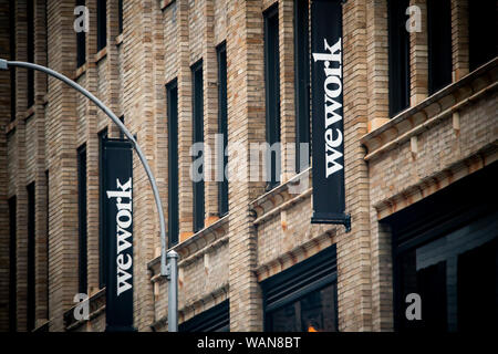 Ein Zeichen gibt die Position eines eine WeWork co-Arbeitsraum Lage in Chelsea in New York am Freitag, 16. August 2019. WeWork berichtet wird für einen Börsengang eingereicht zu haben. (© Richard B. Levine) Stockfoto