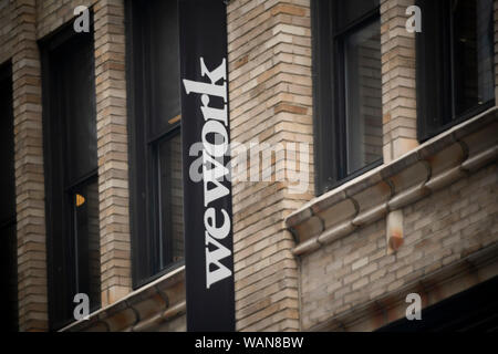 Ein Zeichen gibt die Position eines eine WeWork co-Arbeitsraum Lage in Chelsea in New York am Freitag, 16. August 2019. WeWork berichtet wird für einen Börsengang eingereicht zu haben. (© Richard B. Levine) Stockfoto