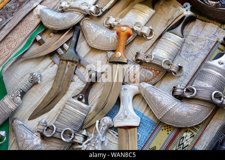 Traditionellen Omanischen khanjar Messer, Dolch, für den Verkauf in den Souq von sinaw. Sultanat Oman, Naher Osten Stockfoto