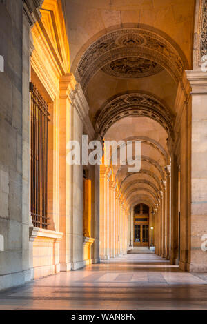 Gewölbte Decke über dem Gehweg um Musée du Louvre, Paris, Frankreich Stockfoto