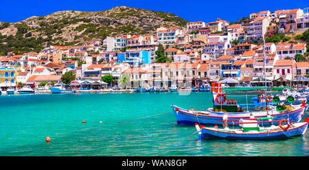 Schöne Pythagorion Village, mit Blick auf die traditionellen Fischerboote, Häuser und das Meer, die Insel Samos, Griechenland. Stockfoto