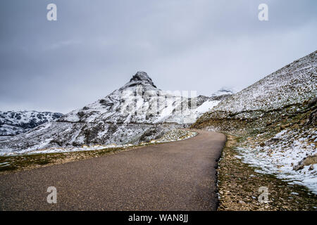 Montenegro, Alpine Mountain Road sedlo Pass Route führt durch wunderschöne Nationalpark Durmitor Natur Landschaft und Berge von Schnee in s abgedeckt Stockfoto