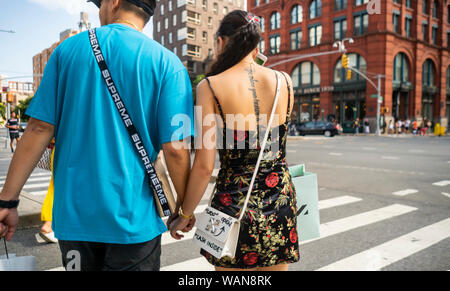 Asiatische Touristen mit eingebrannte Waren in New York am Samstag, 17. August 2019. (© Richard B. Levine) Stockfoto