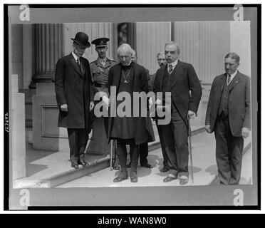 Cosmo Gordon Lang, Erzbischof von York, Major Crawford Stuart und fünf andere, full-length Portrait auf Bürgersteig Stockfoto