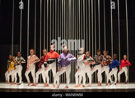 Der Zucker Armee, die sich aus jungen Tänzerinnen im Alter von 14-18 aus Edinburgh ist, führen Sie Auszüge auf der Bühne von 'hart weich zu werden: Ein Belfast Gebet' am Lyceum Theater während der 2019 Edinburgh International Festival. Stockfoto