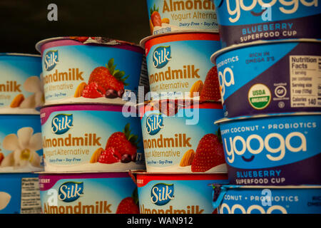 Container von pflanzlichen nicht aus Milch Joghurt im Supermarkt Kühler in New York am Dienstag, 20. August 2019. (© Richard B. Levine) Stockfoto