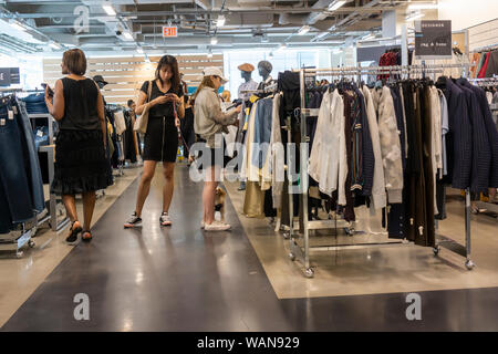 Aufgeregt Käufer in der Nordstrom Rack ausgeschaltet - Preis Store in New York am Dienstag, 20. August 2019. (© Richard B. Levine) Stockfoto