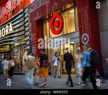 Käufer außerhalb eines Target Store in der Herald Square in New York am Dienstag, 20. August 2019. Ziel berichtet Beat mit dem erzielten Ergebnis im zweiten Quartal die Erwartungen der Analysten. (© Richard B. Levine) Stockfoto
