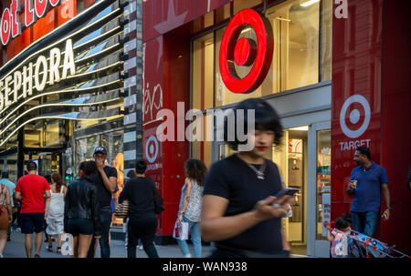 Käufer außerhalb eines Target Store in der Herald Square in New York am Dienstag, 20. August 2019. Ziel berichtet Beat mit dem erzielten Ergebnis im zweiten Quartal die Erwartungen der Analysten. (© Richard B. Levine) Stockfoto