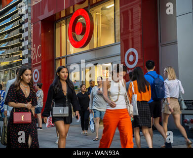 Käufer außerhalb eines Target Store in der Herald Square in New York am Dienstag, 20. August 2019. Ziel berichtet Beat mit dem erzielten Ergebnis im zweiten Quartal die Erwartungen der Analysten. (© Richard B. Levine) Stockfoto