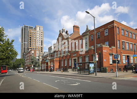 Southwark Alte Rathaus auf der Walworth Road, London, UK. In der Nähe von Elephant und Castle, ein ehemals heruntergekommenen Gegend jetzt saniert werden kontrovers Stockfoto