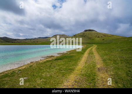 Montenegro, grüne Spur um vrazje jezero, Devils Lake oder den See durmitor zwischen grünen hügeligen Grasland Natur Landschaft im Nationalpark in der Nähe von zablja Stockfoto