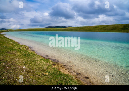 Montenegro, saubere klare türkisfarbene Wasser des berühmten Devils Lake oder den See durmitor durch endlose unberührte grüne Weiden und Grünland in Nation umgeben Stockfoto