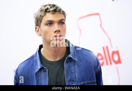 Hamburg, Deutschland. 21 Aug, 2019. Elias Becker ist bei der Eröffnung eines Pop-up-Café in der Hafencity. Die italienische Firma Ferrero mit der Marke Nutella geöffnet, um das Pop-up-Café für zehn Tage. Der Verwertungserlös ist auf die 'Hand 2 Halten Sie 'Projekt zu gehen. Credit: Christian Charisius/dpa/Alamy leben Nachrichten Stockfoto