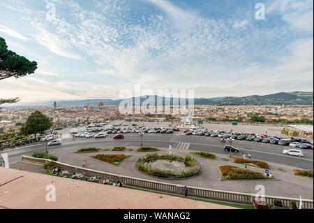 Florenz, Italien - 2019, 16. August: Piazzale Michelangelo mit Skyline der Stadt, in einem Sommertag, Blick von der Loggia, die die ganze Terrasse dominiert. Stockfoto