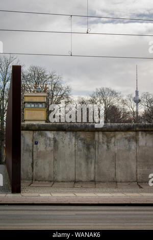 Dies ist ein Abschnitt der Berliner Mauer unter grauem Himmel. Stockfoto