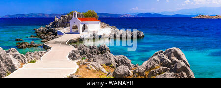 Traditionelle weiße Kirche in Agios Isidoros, Insel Chios, Griechenland. Stockfoto