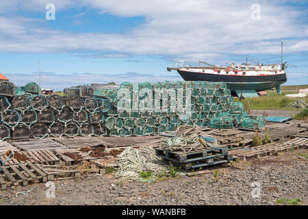 Fishermens' Hummer und Krabben Töpfe in ordentliche Haufen auf der heiligen Insel von Lindisfarne in Northumberland, Großbritannien Stockfoto