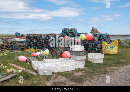 Fishermens' Hummer und Krabben Töpfe in ordentliche Haufen auf der heiligen Insel von Lindisfarne in Northumberland, Großbritannien Stockfoto