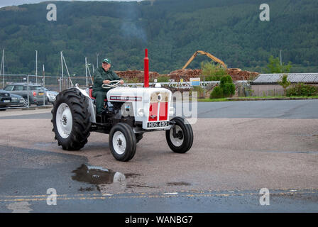 Man Grüne wasserdichten Anzug Fahren 1969 Vintage White Red David Brown Selectamatic 880 Traktor männlichen vorne abseits Treiber Seitenansicht glänzenden makellos Stockfoto