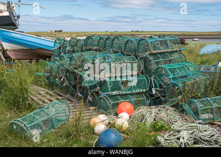 Fishermens' Hummer und Krabben Töpfe in ordentliche Haufen auf der heiligen Insel von Lindisfarne in Northumberland, Großbritannien Stockfoto