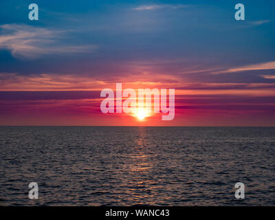 Spektakuläre Sicht auf den Sonnenuntergang über Surin Beach in Phuket, Thailand. Stockfoto