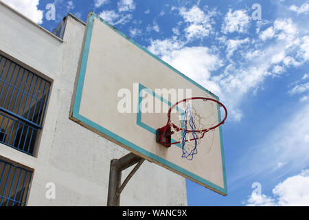 Basketball Boards in einer Schule mit blauem Himmel Hintergrund Stockfoto