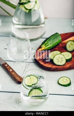 Wasser mit in Scheiben geschnittenen Gurken in ein Trinkglas infundiert Stockfoto