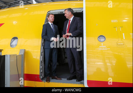 Schkeuditz, Deutschland. 21 Aug, 2019. Michael Kretschmer (CDU, l), Ministerpräsident von Niedersachsen, steht neben Markus Otto, Geschäftsführer von DHL Leipzig, am Rande der National Aviation Conference in der Tür eines cargo Flugzeuge am Flughafen Leipzig-Halle. Kredite: Jan Woitas/dpa-Zentralbild/dpa/Alamy leben Nachrichten Stockfoto