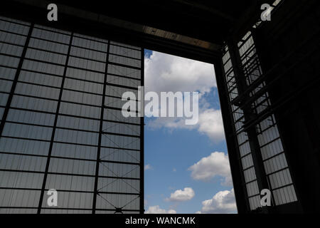 Schkeuditz, Deutschland. 21 Aug, 2019. Blick von einer DHL-Hangar auf dem blauen Himmel am Rande der National Aviation Konferenz an der Flughafen Leipzig-Halle. Kredite: Jan Woitas/dpa-Zentralbild/dpa/Alamy leben Nachrichten Stockfoto