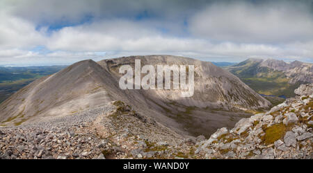 Mit Blick auf die Gipfel des Corbett Arkle und Foinaven von It's Ridge, Sutherland Schottland Stockfoto