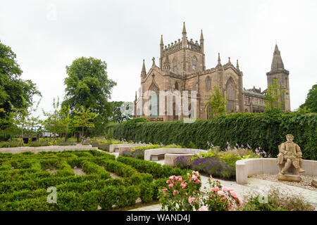 Dunfermline Abbey von Dunfermline Carnegie Library & Galerien Garten, Fife, Schottland, Vereinigtes Königreich Stockfoto